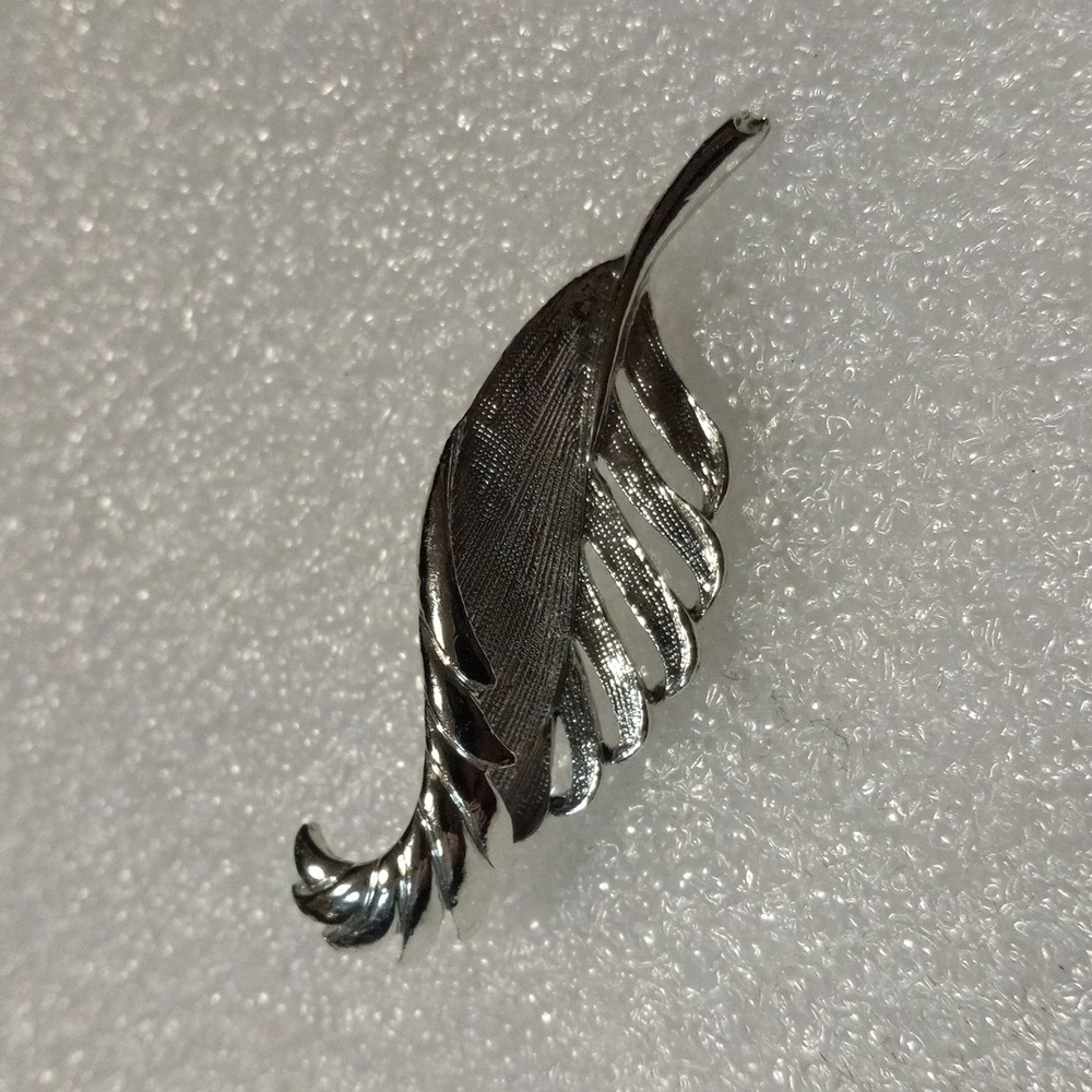 Gerry's vintage leaf brooch